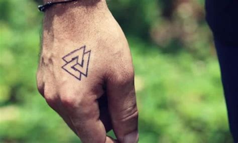 significado de tatuaje de tres triángulos entrelazados|46 Tatuajes del Valknut (nudo de la muerte) y su。